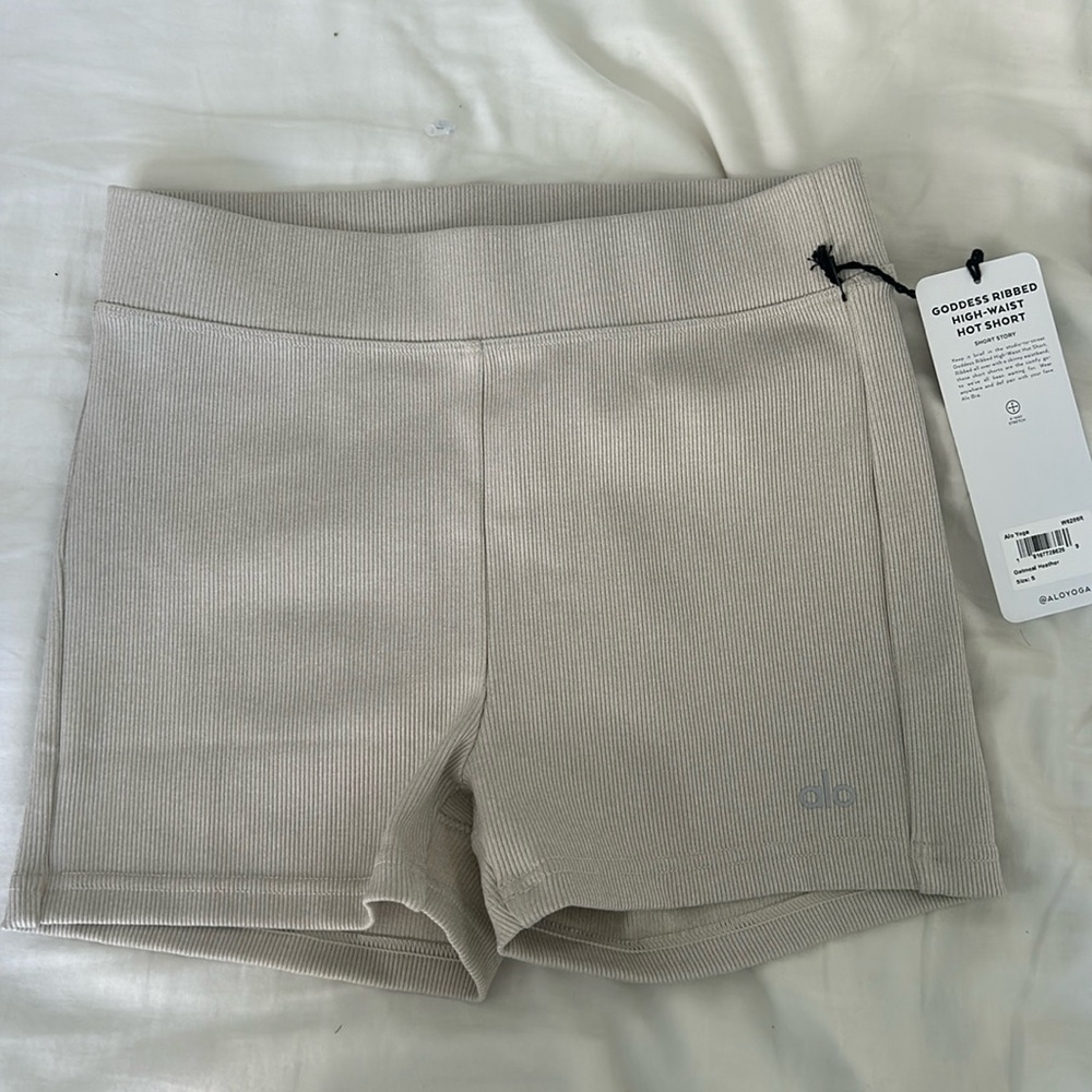 ALO yoga goddess ribbed high waist, hot short